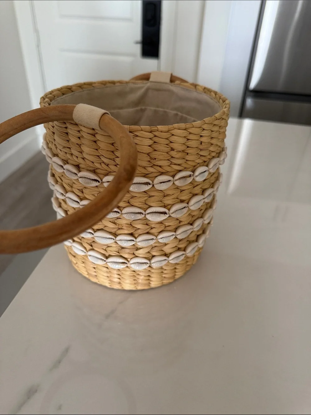 Poolside Raffia Conch Bucket Bag - Picture 2 of 4